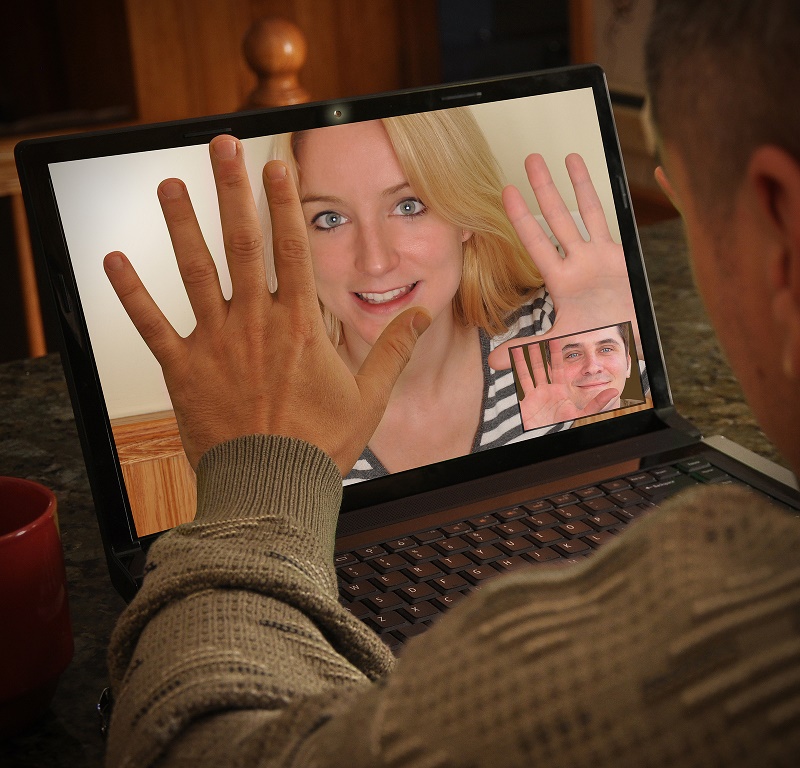 Long-distance distance marriage video chatting 