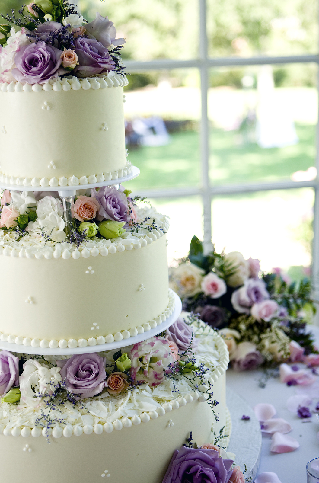 Saving money on your wedding cake with non-edible tiers